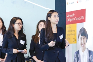 Microsoft GirlSpark 2016學員向評審展示案例研究方案。 